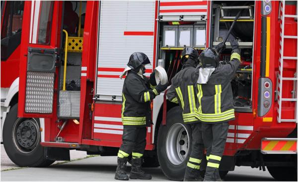 Femeie de 56 de ani, arestată după ce i-ar fi dat foc la casă vecinului chiar în noaptea de Paște. Totul a plecat de la o petrecere