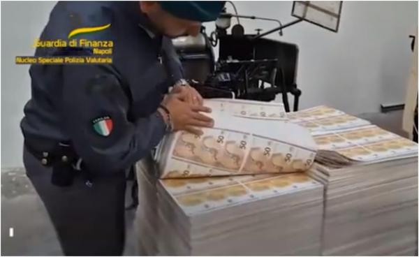 48 de milioane de euro falși, descoperiți într-o tipografie clandestină din Italia. "Gruparea Napoli" avea oameni care locuiau şi munceau non-stop în clădir