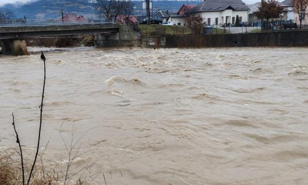 Alertă de inundații în România. Râuri din 9 județe, sub avertizare cod galben până vineri dimineaţă