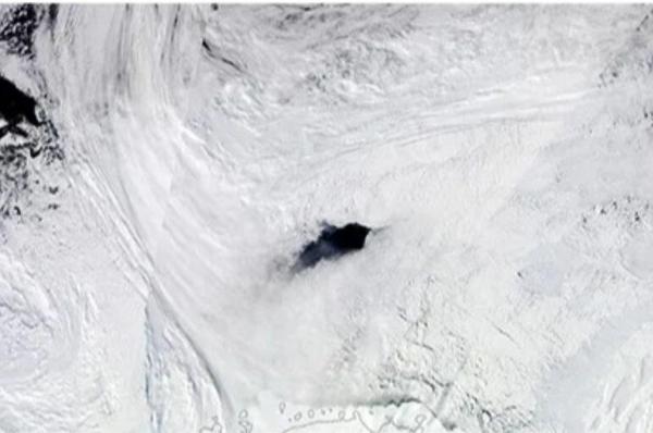 O gaură misterioasă, de mărimea Elveției, se formează în același loc în Antarctica
