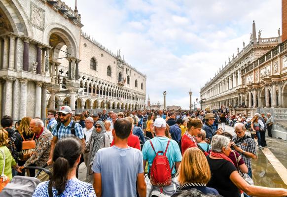 O italiancă a luat la bătaie cu pumnii şi picioarele turiştii de pe un vapor din Veneţia. "Sunteţi prea mulţi, oraşul ăsta a devenit insuportabil"