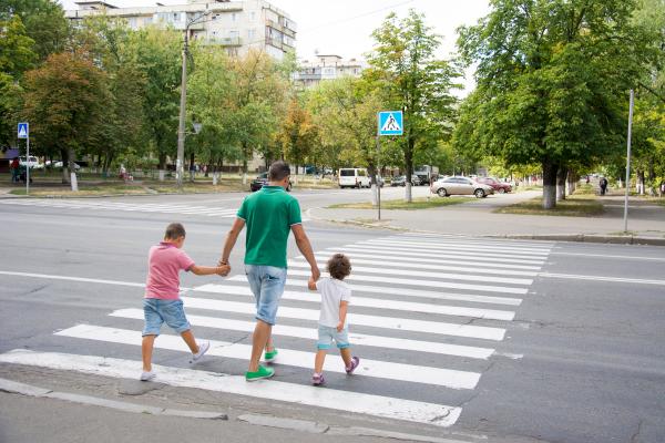 Peste 70% dintre români afirmă că traversează neregulamentar, când strada e liberă