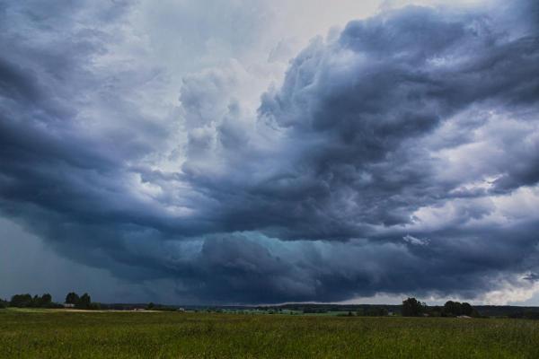 ANM a emis cod roşu de furtuni în mai multe judeţe din ţară. Meteorologii anunţă ploi torenţiale, grindină şi vijelii puternice