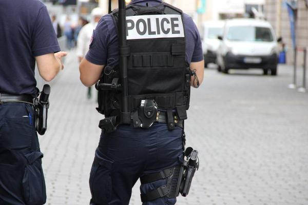 Tânăr de 19 ani, împuşcat mortal de un poliţist francez după ce a încercat să fugă dintr-o maşină urmărită de poliţie