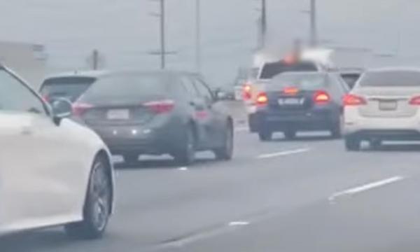 O tânără s-a urcat pe maşină şi s-a dezbrăcat complet, pe o autostradă aglomerată din SUA. "Spectacolul", oprit de poliţie