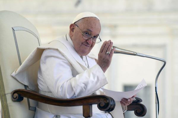 Papa Francisc le cere preoţilor să-şi scurteze predicile pentru că "vorbesc mult şi îi adorm pe credincioşi"