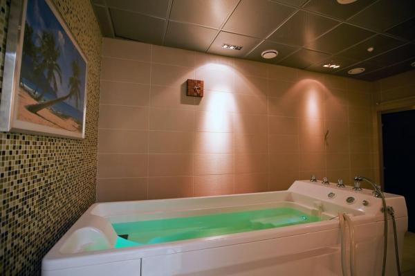 Soţ şi soţie, electrocutaţi în cada cu hidromasaj, într-o staţiune din Mexic. Bărbatul de 43 de ani a murit, iar femeia e grav rănită