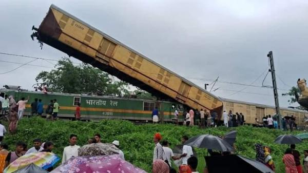 15 morţi şi zeci de răniţi, după ciocnirea a doua trenuri în India. Un vagon a rămas în poziţie aproape verticală, fiind proiectat peste celălalt tren