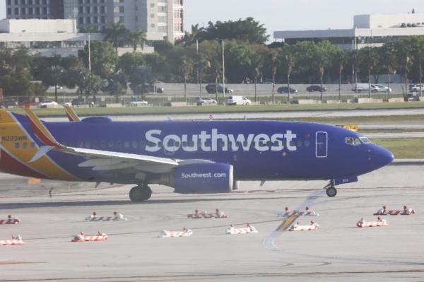 Manevră periculoasă a unui avion al Southwest Airlines. Pilotul a întrerupt aterizarea, aeronava a ajuns la doar 400 de metri deasupra oceanului Pacific