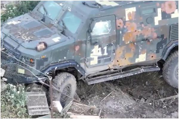 Ucrainenii susţin că au găsit un soldat decapitat într-un blindat avariat pe front şi acuză o crimă de război comisă de ruşi