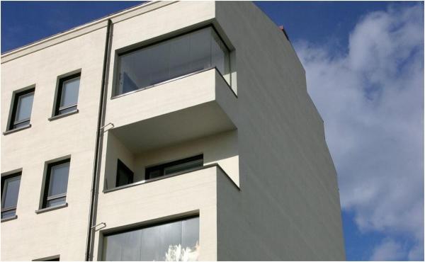 Feiță de 6 ani, la spital după ce a căzut de la etajul patru al unui bloc din Olt