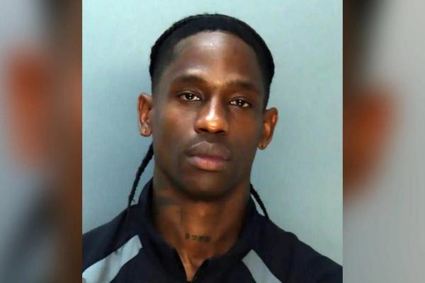 Travis Scott, arestat în Miami pentru violare de domiciliu. Rapperul de 33 de ani a fost găsit în stare de ebrietate