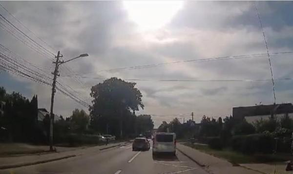Şofer din Suceava, filmat cum depăşeşte pe trecerea de pietoni şi e la un pas să lovească un copil. Sancţiuni drastice dictate de poliţişti