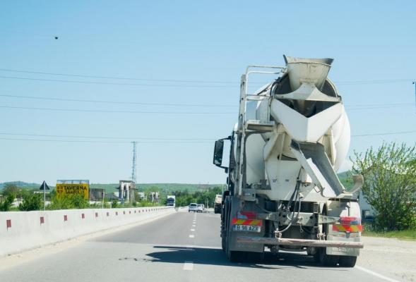 Restricţii de tonaj pe drumuri naţionale şi autostrăzi din 7 judeţe şi Capitală, din cauza caniculei. Ce vehicule pot circula