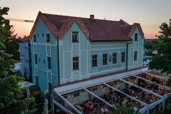 Un conac construit în anul 1900 în Arad, recondiţionat şi scos la vânzare. Are 19 camere, o pizzerie şi o terasă uriaşă