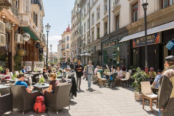 Aplicaţia care ar putea salva afacerile din HoReCa. Clienţii vor comunica cu ospătarii de la distanţă printr-un ecran