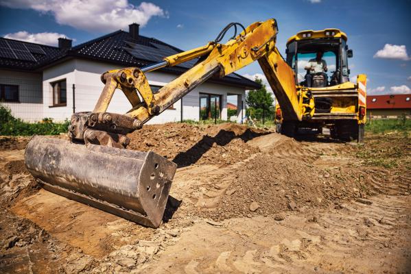 A furat o tonă de motorină din rezervoarele unor excavatoare aflate pe un şantier din Dolj. Bărbatul, arestat preventiv