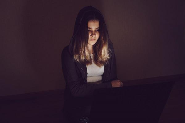 Copilă de 13 ani, şantajată cu poze şi videouri porno de un tânăr de 25 de ani, în schimbul relaţiilor sexuale