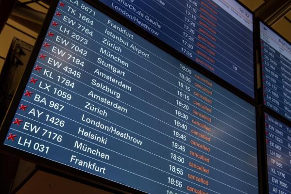 O companie aeriană populară anunţă că va scumpi preţul biletelor. Cât vor costa de acum