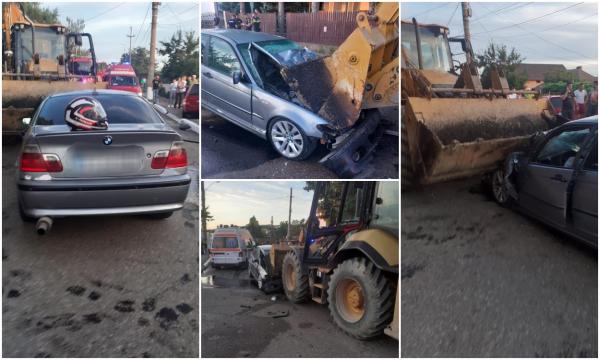 Un tânăr s-a înfipt cu BMW-ul în cupa unui buldoexcavator, pe un drum din Vaslui. Ar fi făcut "liniuţe" în momentul impactului