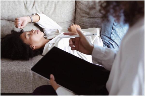 Anxietatea, boala de care suferă unul din 8 adolescenţi. Primele simptome pot apărea de la vârste fragede