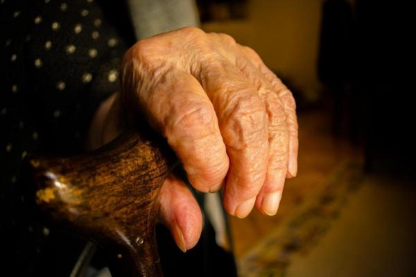 Soţi de 73 şi 76 de ani, bătaie cu palme şi bastoane după o criză de gelozie. Nu mai au voie să se apropie unul de celălalt