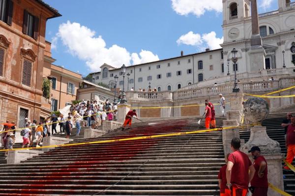 Protest cu vopsea roşie pe Treptele Spaniole din Roma