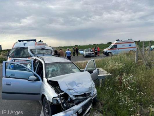 Impact mortal între două vehicule în Argeş. Unul dintre şoferi a fost găsit fără viaţă, iar alte 4 persoane sunt rănite