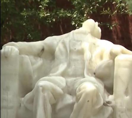 O statuie a lui Abraham Lincoln se topeşte, la Washington, din cauza căldurii. Ar fi trebuit să reziste la temperaturi de 60 de grade Celsius