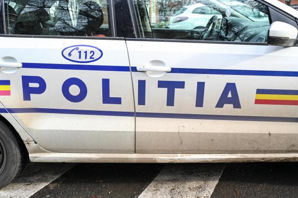 Un bărbat ar fi ţinut sclavi şapte oameni ai străzii la o fermă din Argeş, printre care şi un copil