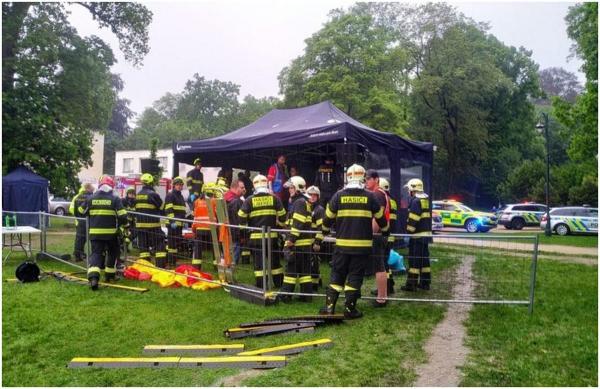 Accident straniu în Cehia. 18 oameni, printre care 5 copii, răniți grav după ce un fulger a sfâșiat un copat care s-a prăbușit peste ei