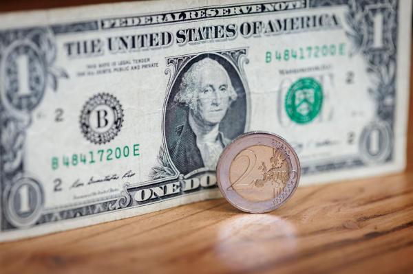 BCE va reduce joi rata dobânzii, dar Fed continuă să amâne decizia. Măsura ar putea duce la o depreciere a euro. Analiză