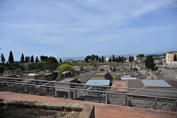 Turist olandez de 27 de ani, acuzat că a vandalizat o frescă din oraşul antic Herculaneum. Şi-a scris numele cu un marker permanent
