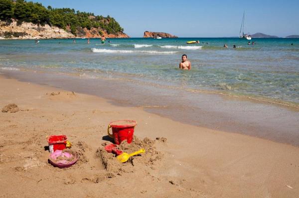 Mulţi turişti români preferă să meargă în vacanţă, în Grecia, alături de copiii lor