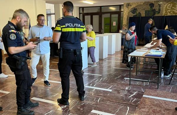 Buletine de vot deja ștampilate, într-o secție din Sectorul 2. Un candidat la Consiliul General a chemat poliț