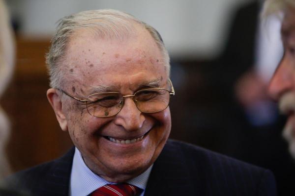 Ion Iliescu nu votează la alegerile locale şi europarlamentare. Fostul preşedinte nu a solicitat urna mobilă