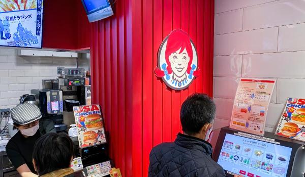 Al treilea cel mai mare lanț de fast-food din lume, concurentul KFC și McDonald’s, intră în România