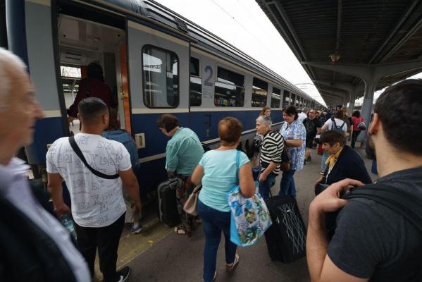 Ce riscă pasagerii care deschid uşa trenului în timpul mersului. Anunţul CFR Călători