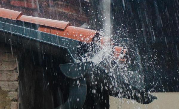 Exasperat de vremea rea, un primar din Franța a dat decret "anti-ploaie". Preoţii, invitaţi să comunice cu "partea de dincolo"