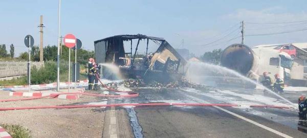 Camion făcut scrum după un impact cu o cisternă plină cu propan. Accident teribil în Brăila