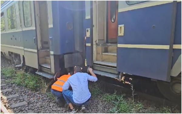 Trenul internaţional Curtici - Bucureşti Nord a deraiat. Cei 200 de călători, preluaţi cu autocare până la Braşov