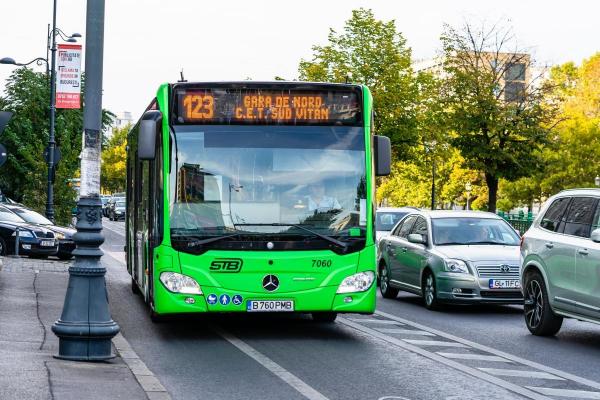 Bucureştenii pot vedea cât de aglomerate sunt autobuzele şi tramvaiele înainte să ajungă în staţie