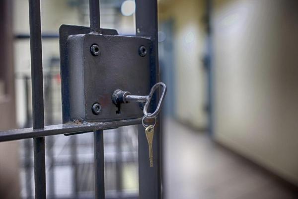 Poliţist din Ialomiţa, prins când lua mită. Pentru 300 de lei urma să introducă produse în penitenciar pentru un puşcăriaş
