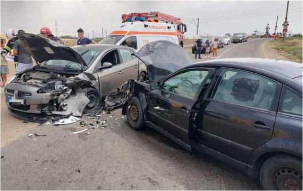 Accident cu 5 răniți pe o șosea din Ialomița, după ce două mașini s-au ciocnit violent. Printre victime, un băiat de 17 ani