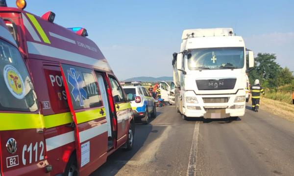 Un camion şi un microbuz cu 10 persoane s-au izbit pe DN 19, în Satu Mare. Planul Roşu de Intervenţie, activat