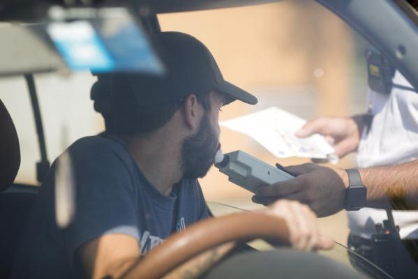 Un şofer s-a urcat la volan după ce a mâncat o ciocolată cu rom. Ce alcoolemie i-a ieşit la control