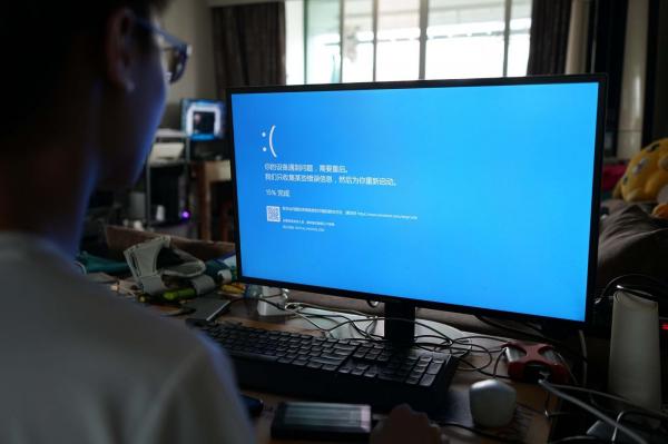 "Cu un restart aţi încercat?". Microsoft a găsit soluţia pentru rezolvarea celei mai mari crize IT: "Sunt necesare 15 reporniri ale PC-ului"