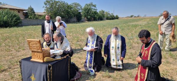 Arhiepiscopul Tomisului, rugăciuni pentru ploaie pe un câmp din Constanţa: "Veseleşte faţa pământului pentru săracii poporului tău"