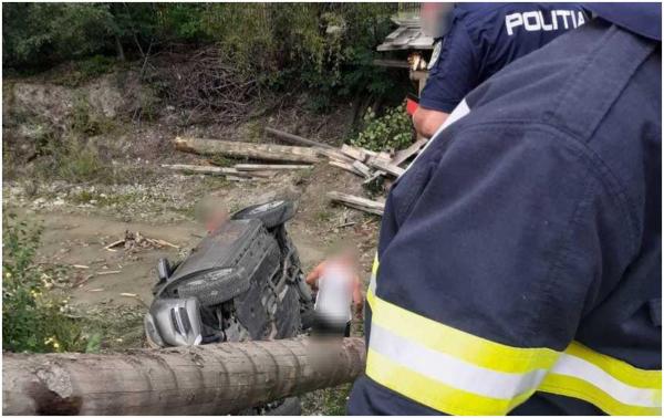 Accident grav în Neamţ. Maşină cu 4 pasageri, căzută în râu după ce s-a rupt un podeţ. Un copil şi două femei, la spital