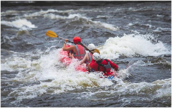 O fetiță de 10 ani și doi bărbați, salvați de pompieri după ce au rămas blocați pe râul Nera în timp ce făceau rafting, în Caraş Severin